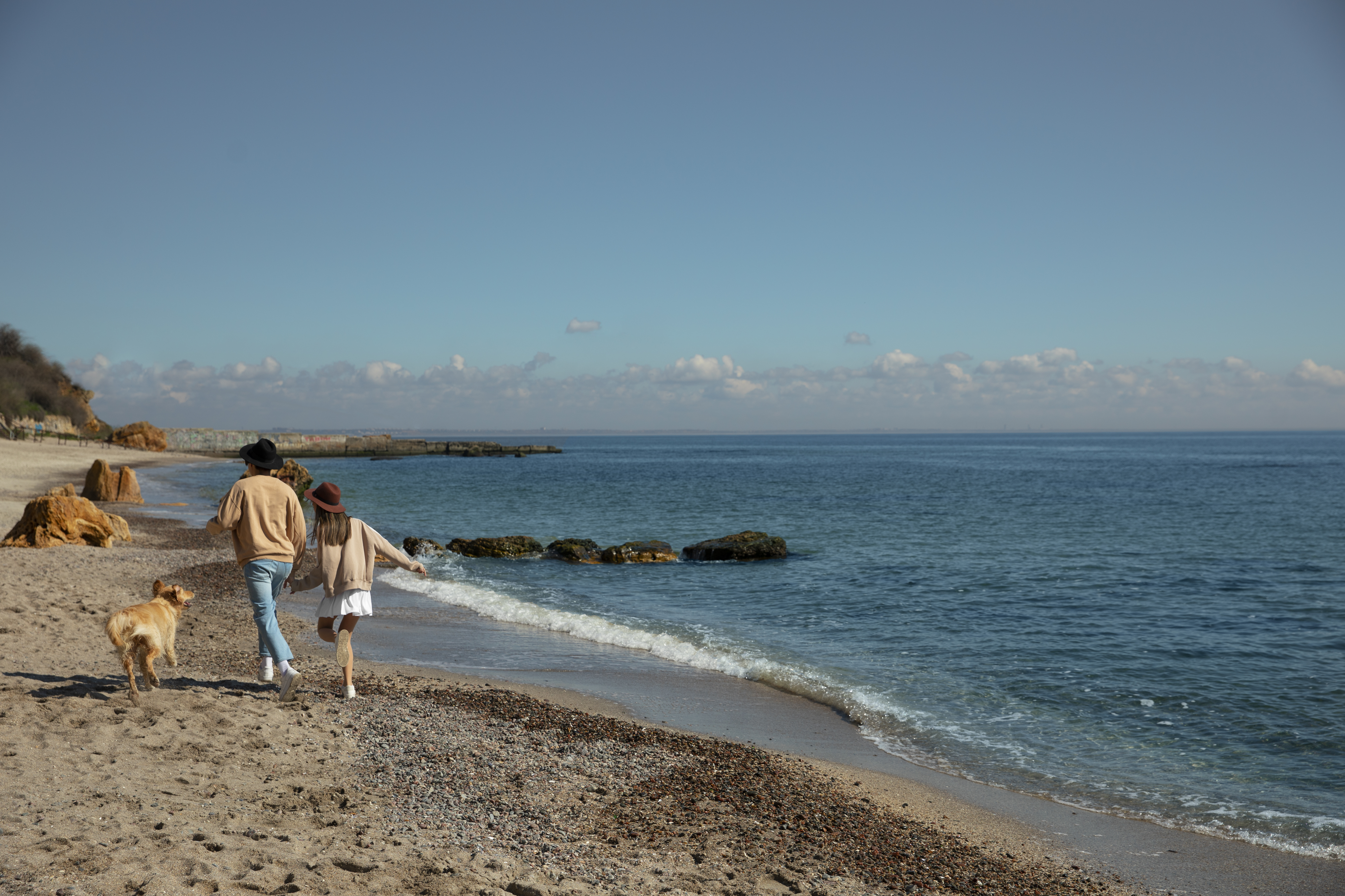 full shot romantic couple seaside